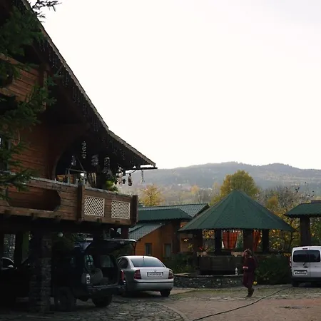 Forest House Yasinya